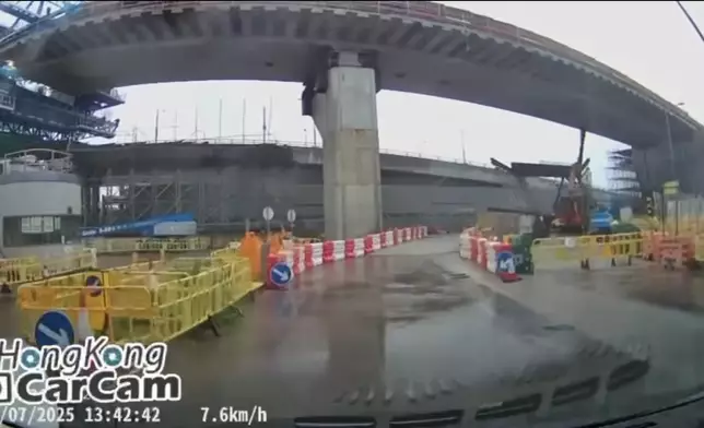 赤鱲角順匯路地盤致命工傷，工字鐵墮下瞬間。HongKong CarCam FB網頁截圖